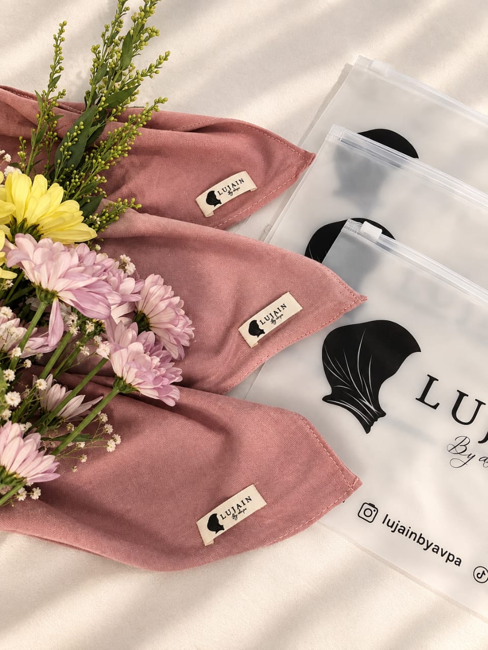 Bergo praktis dalam warna dusty rose dan taupe